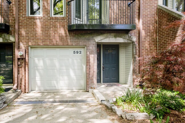 Building Photo - 592 E Vermont St