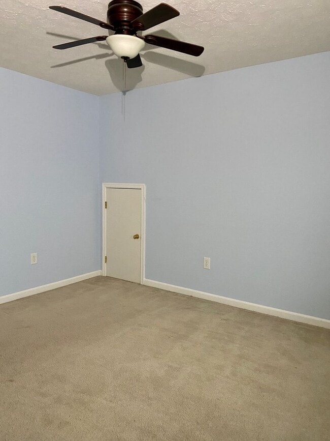 Building Photo - Charming 4 Bedroom/2.5 Bathroom in White M...