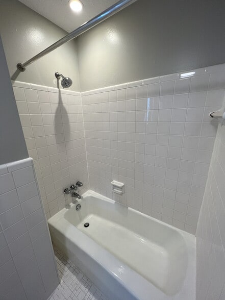 Bathroom - 4347 Cavelle Ave