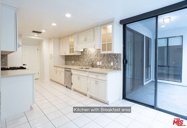 Building Photo - 324 N Palm Dr