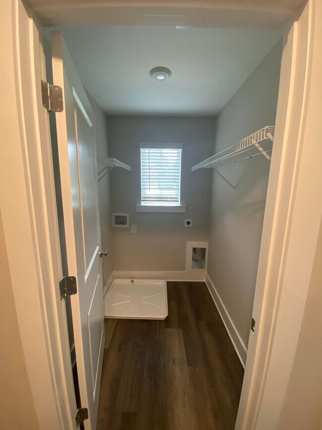 Building Photo - 5 Bed 3 Bath in Stone Mountain!