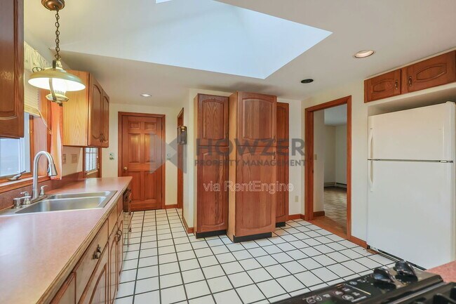 Building Photo - 35 Riverside Dr