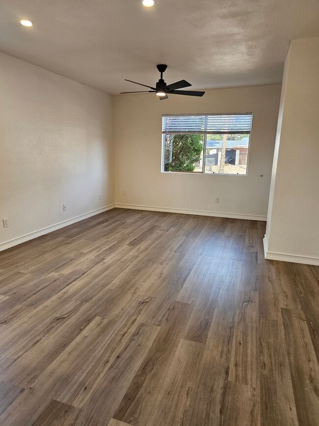 Building Photo - FRESHLY REMODELED!