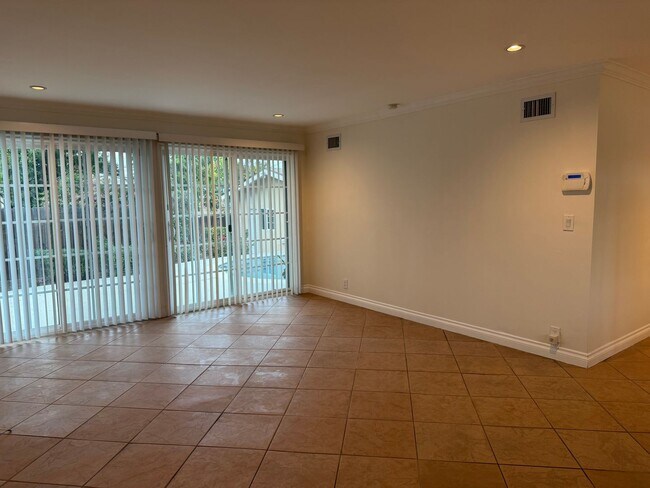 Building Photo - Open Thursday 12/11 3-4pm Private HOME 3bed/2 bath + POOL in Woodland Hills!