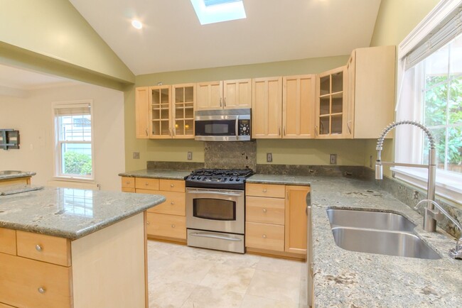Building Photo - 3bd/1.75ba Seattle Home