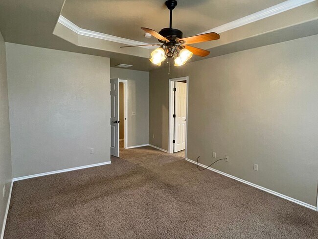 Building Photo - Beautiful 4 bed 2 bath home with a spacious up to date kitchen!