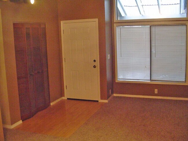 Building Photo - Kelly Butte area home