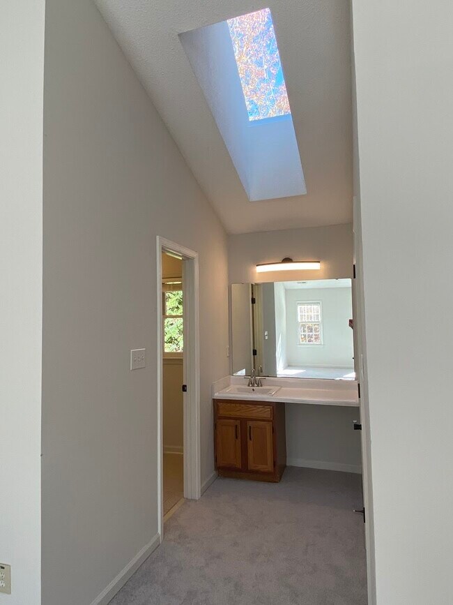 Building Photo - 118 W Skyhawk Dr