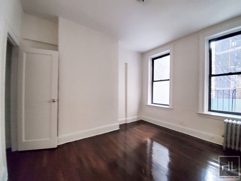 Primary Photo - 3 AVENUE