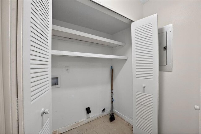 Building Photo - 6071 Regent Manor