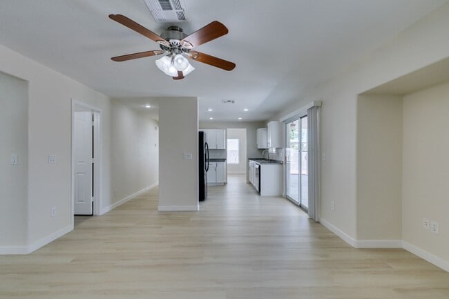 Building Photo - Stunning 3 Bedroom, 2.5 Bathroom Home in E...
