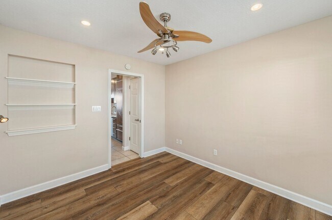 Building Photo - Gorgeous Water Views!