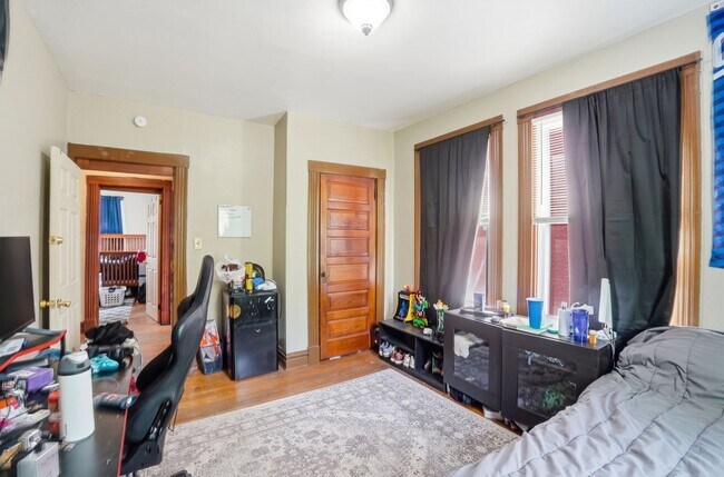 Building Photo - 5 Bedroom Clifton House Available Next to UC Campus