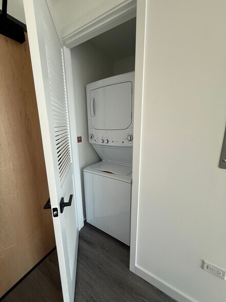 Building Photo - 1940 NW 2nd Ct