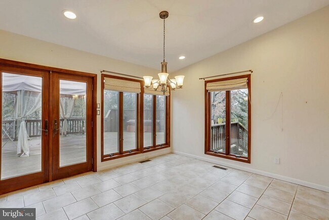 Building Photo - 9801 Clydesdale St