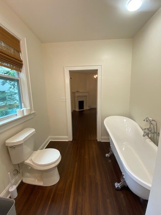 Building Photo - Georgous 5 bedroom 2.5 bath home in Downto...