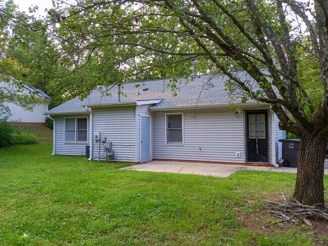 Building Photo - 3 bedroom, 2 bathroom ranch style home in Greensboro, NC