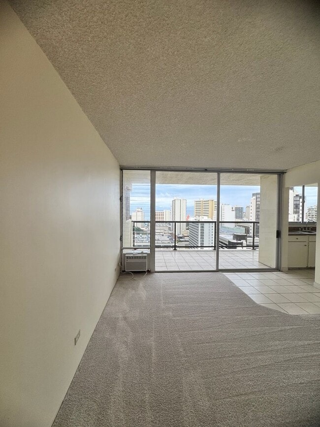 Building Photo - 1/1/2 - Penthouse Unit- Utilities Included - Large Covered Lanai w/Ocean & City Views