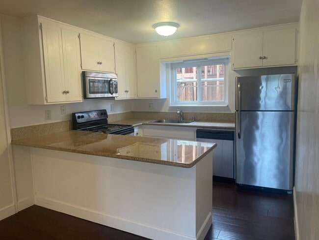 Building Photo - 1 Bedroom Just Blocks From the Ocean