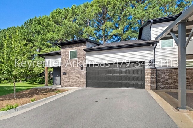 Building Photo - Beautiful 2 Bed, 3 Bath Home Just Off Weddington!