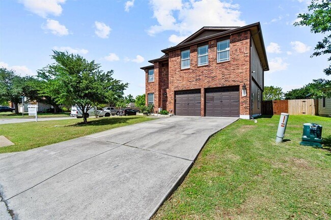 Building Photo - 303 Quail Hollow Dr