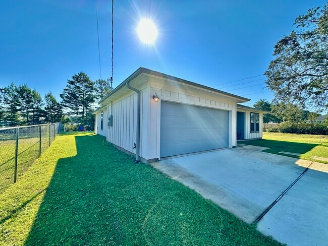 Building Photo - 7580 E Bay Blvd