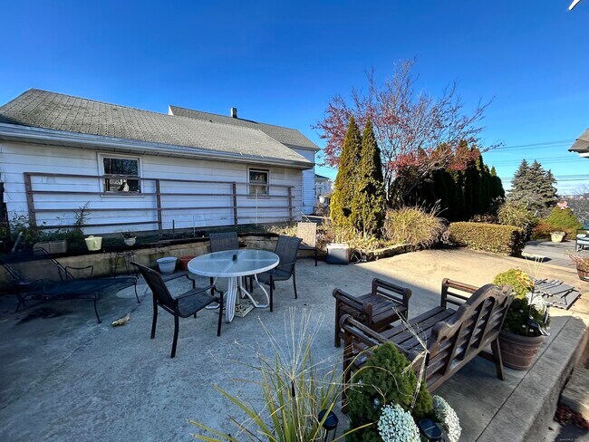 Building Photo - 103 Cove St