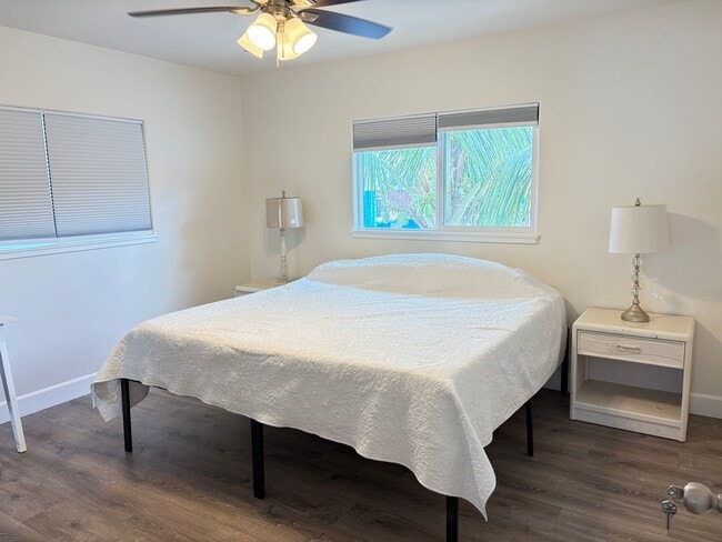 Building Photo - Large 5 Bedroom Home