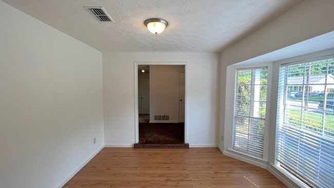 Building Photo - Lovely 3-Bedroom