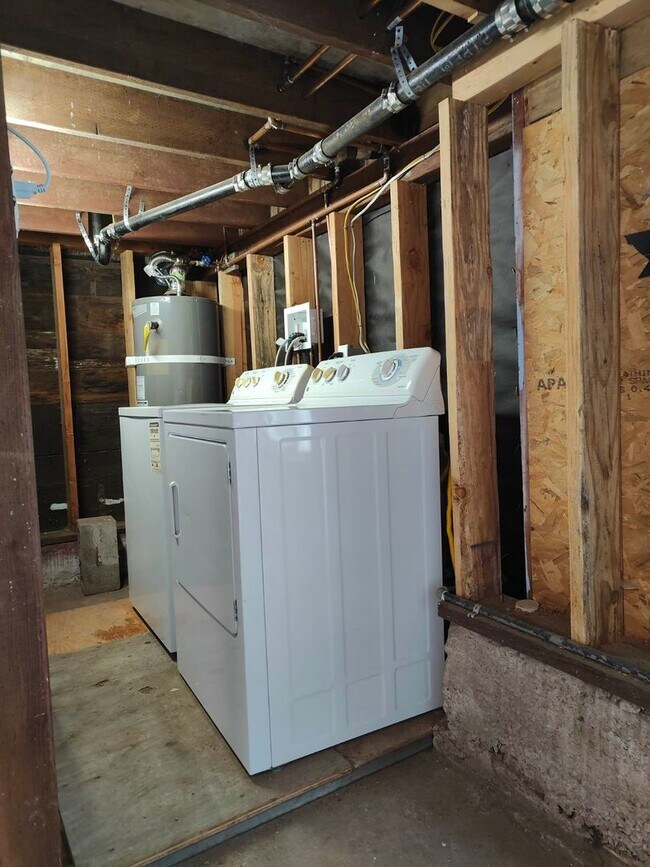 Building Photo - Charming Oceanveiw Renovated Single-Family...