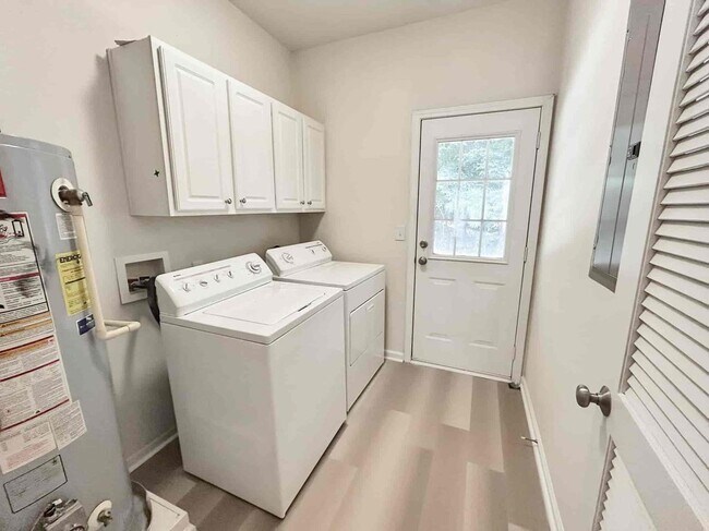 Building Photo - 4033 Edgecomb Dr