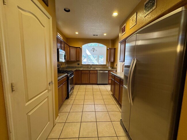Building Photo - La Cueva Oeste Home!