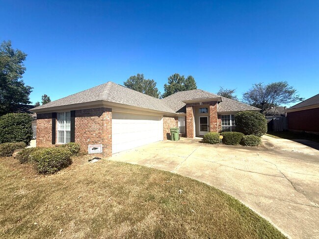 Building Photo - ** 3 Bed 2 Bath Located across from AUM **...