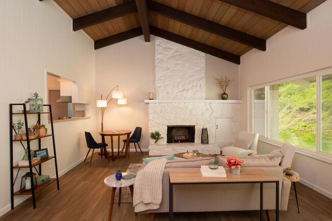 Building Photo - Modern Bayside Retreat – Renovated 3 Bed +...