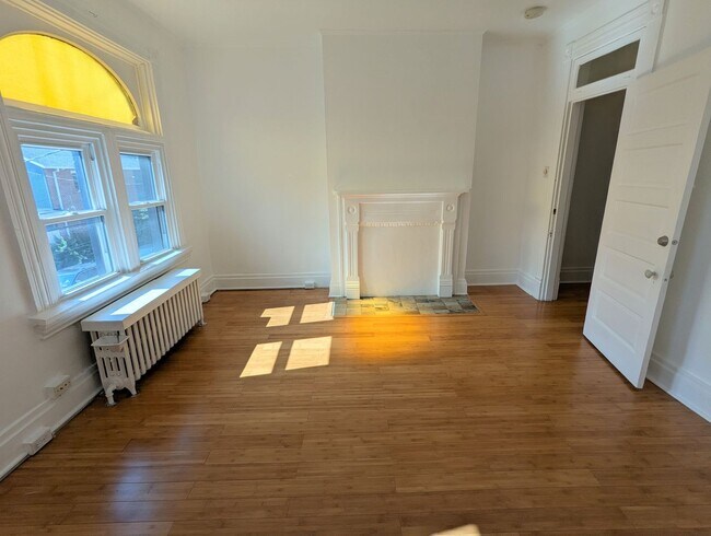 Building Photo - 4 Bedroom 1 Bathroom Single Family Home in...
