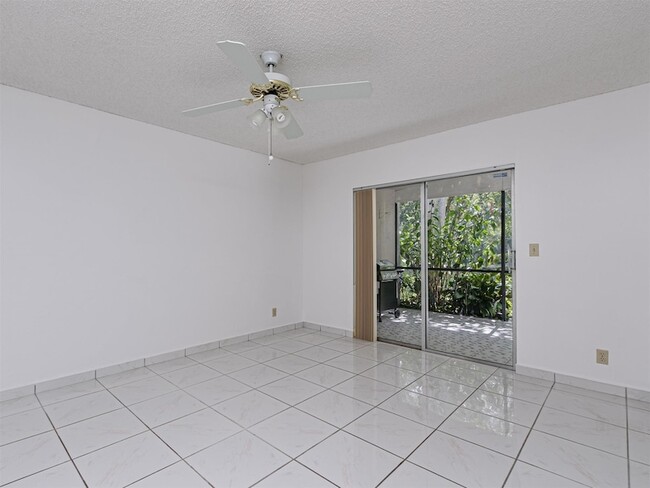 Building Photo - 556 Woodgate Cir
