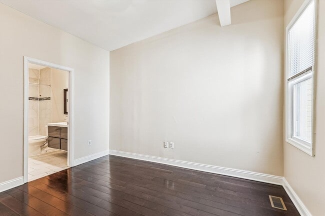 Building Photo - Charming and very Spacious 3 BR/3.5 BTH in...