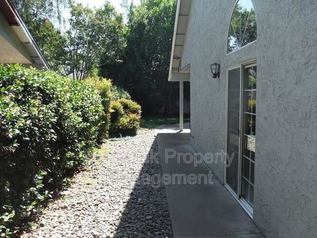 Building Photo - 1609 W 8th Ave