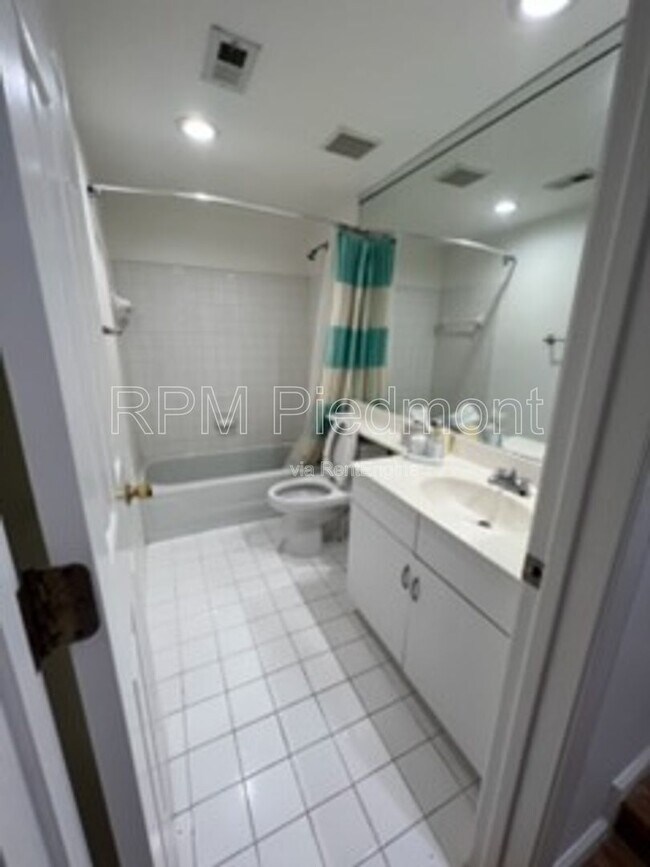 Building Photo - 220 Renaissance Pkwy NE