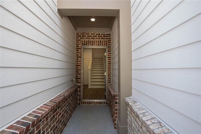 Building Photo - 2425 Livi Ln