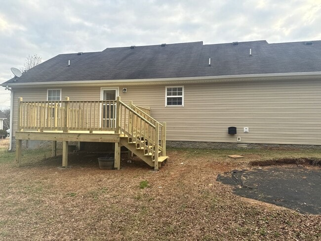 Building Photo - 3 bedroom 2 bath home in Stewarts Creek area.