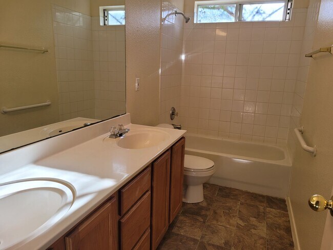 Building Photo - NW 4 Bedroom 2.5 Bath Home Available now!