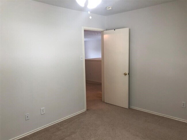 Building Photo - 5718 Silas Creek Ct