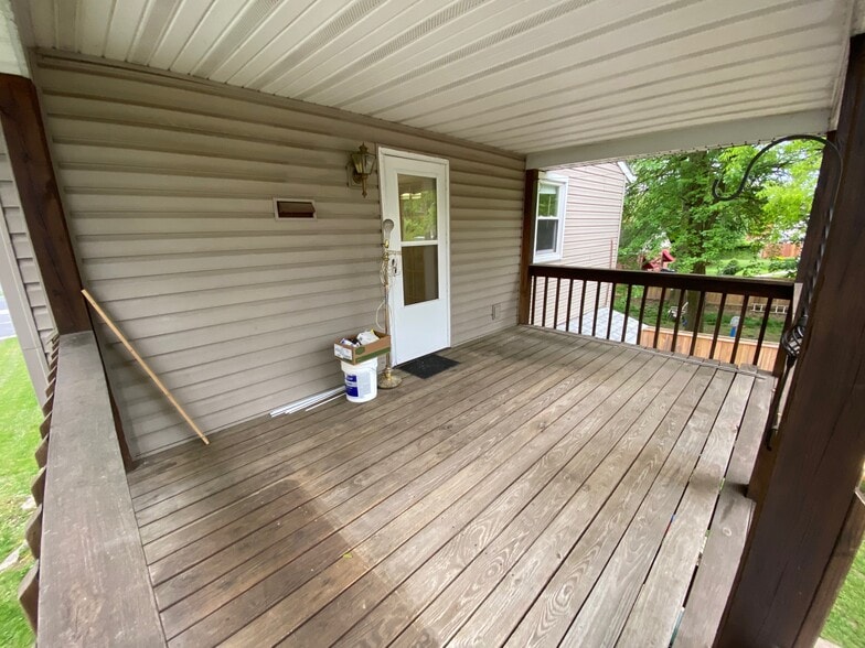 Covered back deck - 923 St Clair St