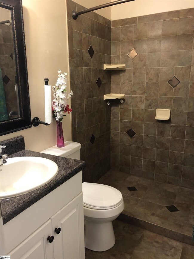 Building Photo - 520 Lois Wy