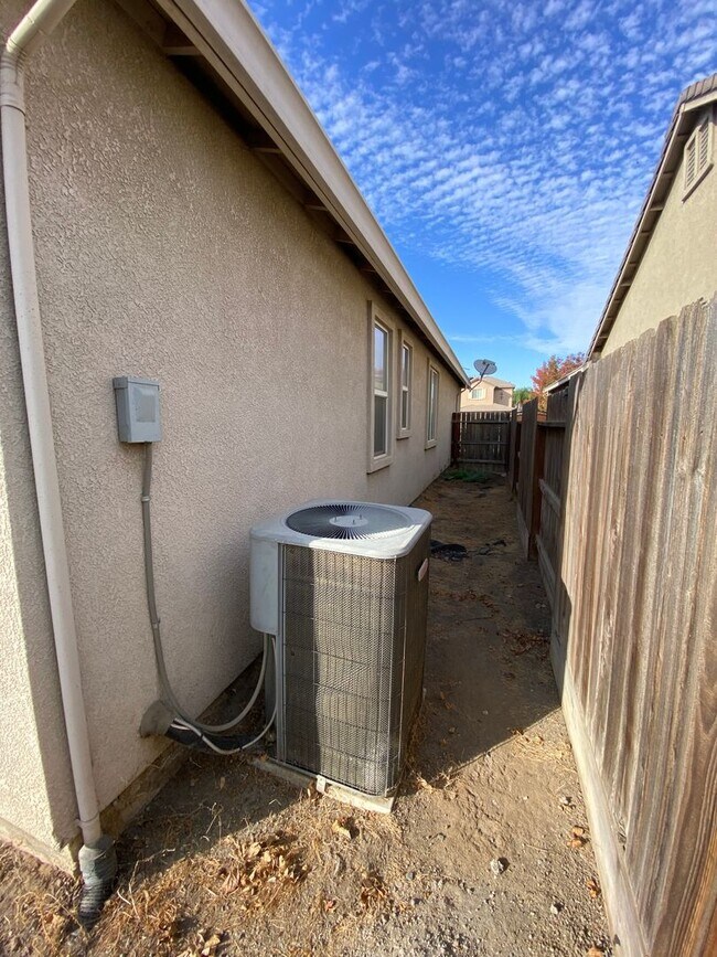 Building Photo - Elegant 2 story home in NW Visalia Coming ...