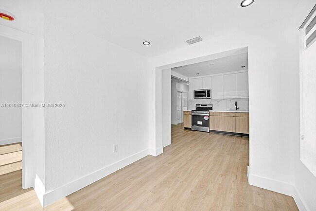 Building Photo - 12400 NE 11th Ct