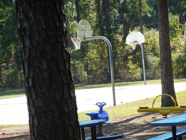 Building Photo - 2024 Hovington Cir W