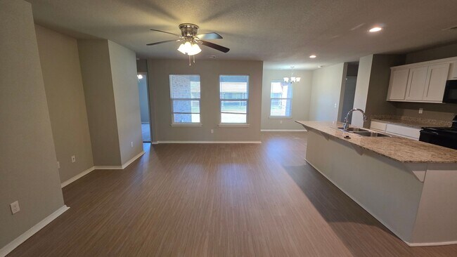 Building Photo - Great newer 3 bed 2 bath duplex.