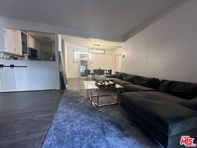 Building Photo - 13747 Vanowen St